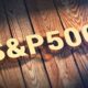 Standard & Poor´s 500 Index, också känt som S&P 500, är ett index som består av de 500 största amerikanska företagen som listas på NYSE och Nasdaq. Dessa företag väljs ut av Standard & Poor’s Index Committee baserat på deras marknadsvärde. S&P 500 är allmänt betraktat som en barometer för den amerikanska aktiemarknaden. Det finns självklart fonder som replikerar detta index, och i dag tittar vi på de fyra bästa indexfonderna som följer S&P 500.