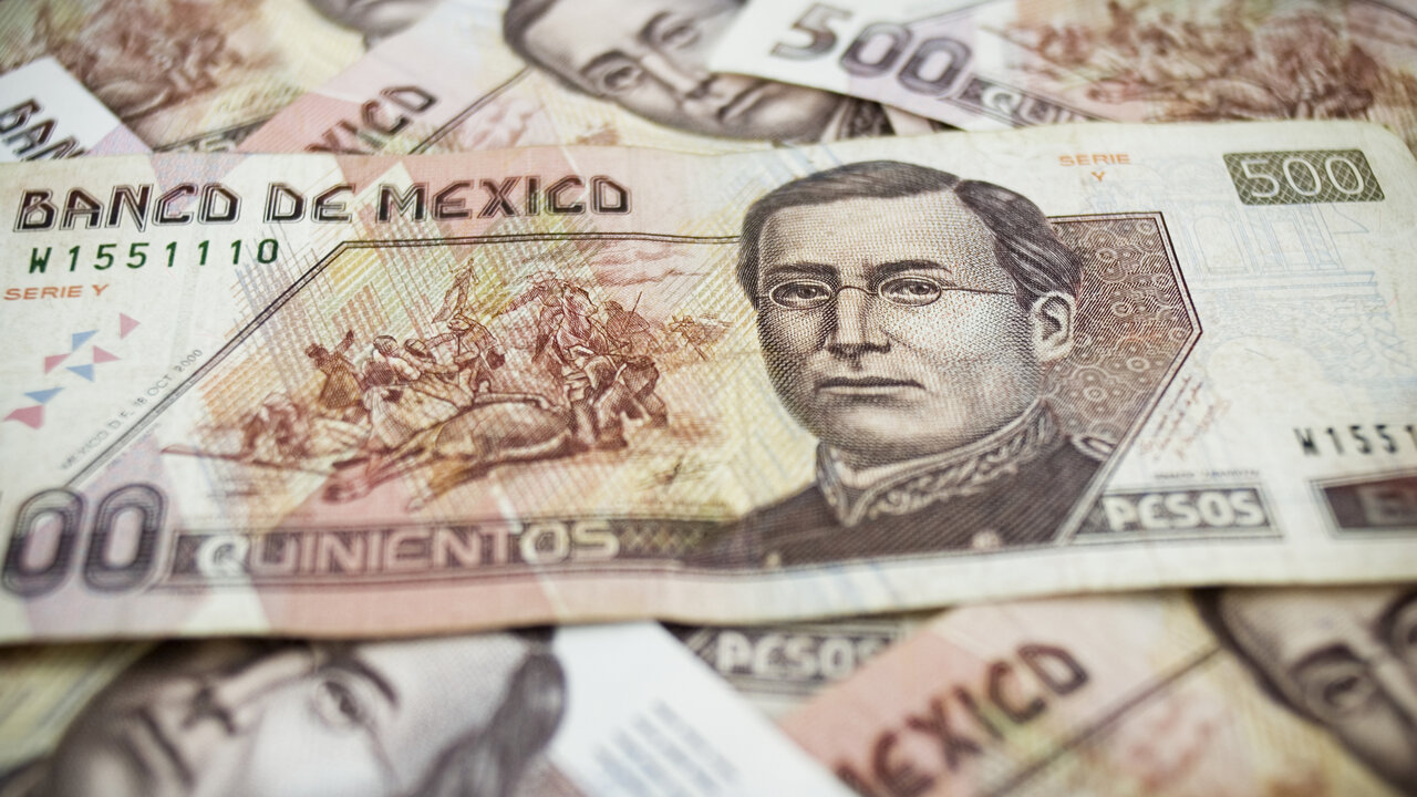 Den mexikanska peson har rasat med 23 procent på ett år