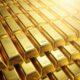GLD ETF är ett sätt att få exponering mot guldmarknaden SPDR Gold Shares (GLD ETF) är en del av SPDR-familjen av börshandlade fonder som förvaltas och marknadsförs av State Street Global Advisors. Under några år var fonden den näst största börshandlade fonden i världen, och den var kort den största. Vid utgången av 2014 föll den ur topp tio listan. GLD ETF är ett sätt att få exponering mot guldmarknaden, om än ett ganska dyrt sådant då denna börshandlade fond kommer med en förvaltningskostnad på 0,40 procent. SPDR® Gold Shares (NYSEArca: GLD) erbjuder investerare ett innovativt, relativt kostnadseffektivt och säkert sätt att komma åt guldmarknaden. Ursprungligen noterat på New York Stock Exchange i november 2004 och handlades på NYSE Arca sedan 13 december 2007, är SPDR® Gold Shares den största fysiskt backade guldbörsfonden (ETF) i världen. SPDR® Gold Shares handlas också på Singapore-börsen, Tokyo-börsen, Hongkong börsen och den mexikanska börsen (BMV). GLD-fondbeskrivning GLD spårar guldpriset, minus kostnader och skulder, med guldstänger som hålls i valv i London. GLD Factset Analytics Insight GLD var först på den amerikanska marknaden för att investera direkt i fysiskt guld. Produktstrukturen minskade svårigheterna att köpa, lagra och försäkra fysiskt guldguld för investerare. NAV för fonden bestäms med hjälp av LBMA PM Gold Price (tidigare London PM Gold Fix), så GLD har ett extremt nära förhållande till spotpriset. Dess struktur som beviljande av förtroende skyddar investerare, förvaltare kan inte låna ut guldstaplarna. Skatter på långsiktiga vinster kan dock vara branta, eftersom GLD anses vara en samlarobjekt av IRS. Fondöversikt Investeringen syftar till att återspegla priset på guldtackor, minus kostnaderna för förvaltningens verksamhet. Fonden innehar guldstänger och utfärdar då och då korgar i utbyte mot insättningar av guld och distribuerar guld i samband med inlösen av korgar. Investeringsmålet för fonden är att andelarna ska återspegla priset på guldmetaller, med avdrag för förvaltningens utgifter. Sponsorn anser att aktierna för många investerare är en kostnadseffektiv investering i guld. Handla GLD ETF SPDR Gold Shares (GLD ETF) är en amerikansk ETF som ger exponering mot guldmarknaden. Innehav Denna ETF äger endast guld i form av tackor.