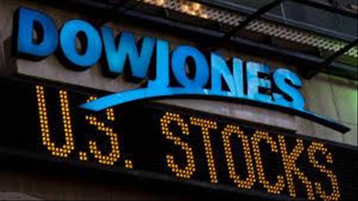 Dow Jones bryter genom 20 000-nivån. Den långa väntan är över och vi såg under dagen hur Dow Jones Industrial Average bryter genom 20 000 nivån för den första gången någonsin.