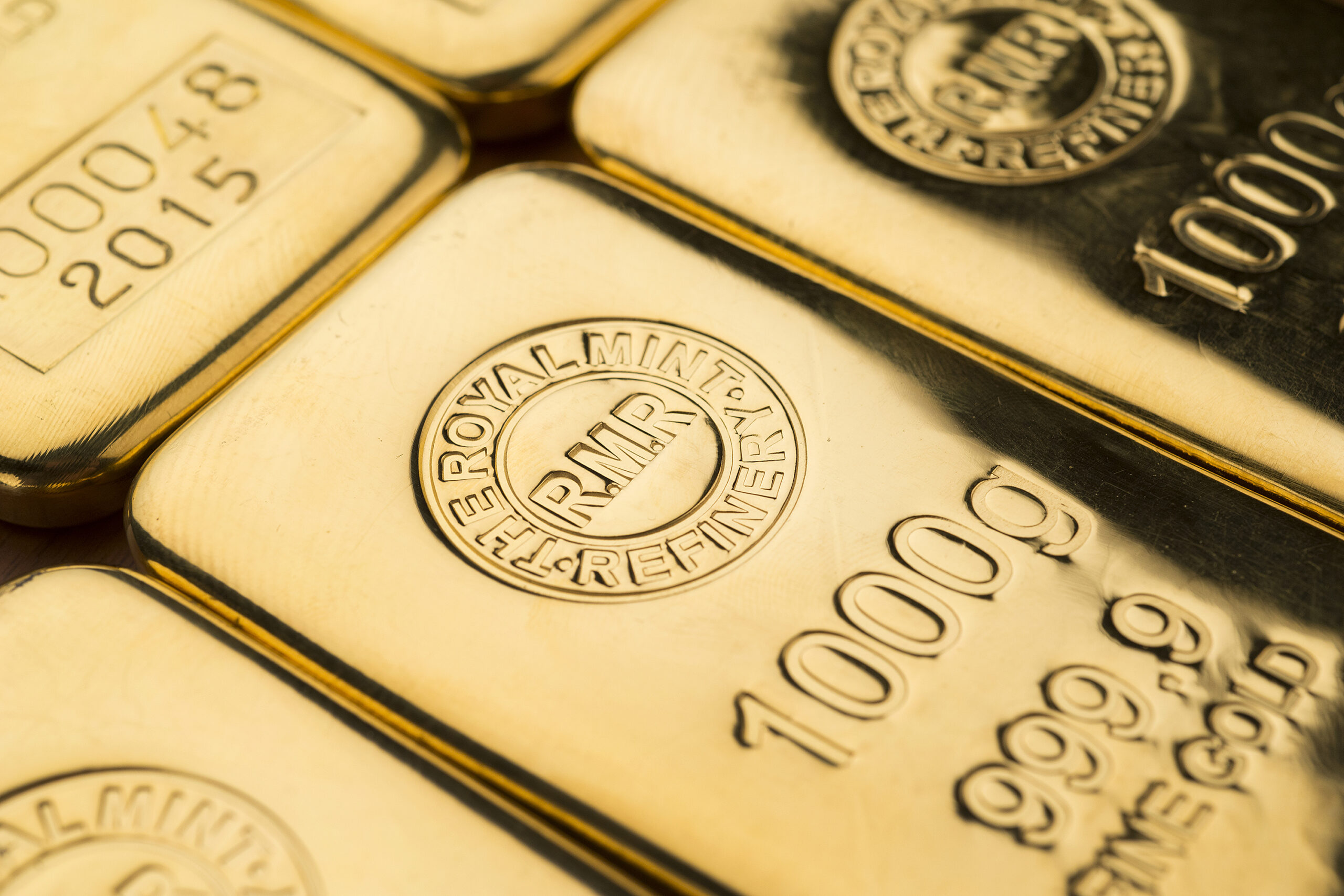 Aberdeen Standard Gold ETF Trust (NYSEArca: SGOL ETF) strävar efter att spåra spotpriset för guld, med mindre kostnader för förvaltningskostnader genom att äga fysiska guldtackor.