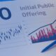 Fem tips för den som investerar i nyemissioner En IPO, på engelska, initial public offering, är den första gången som aktierna i ett privat bolag erbjuds till allmänheten.
