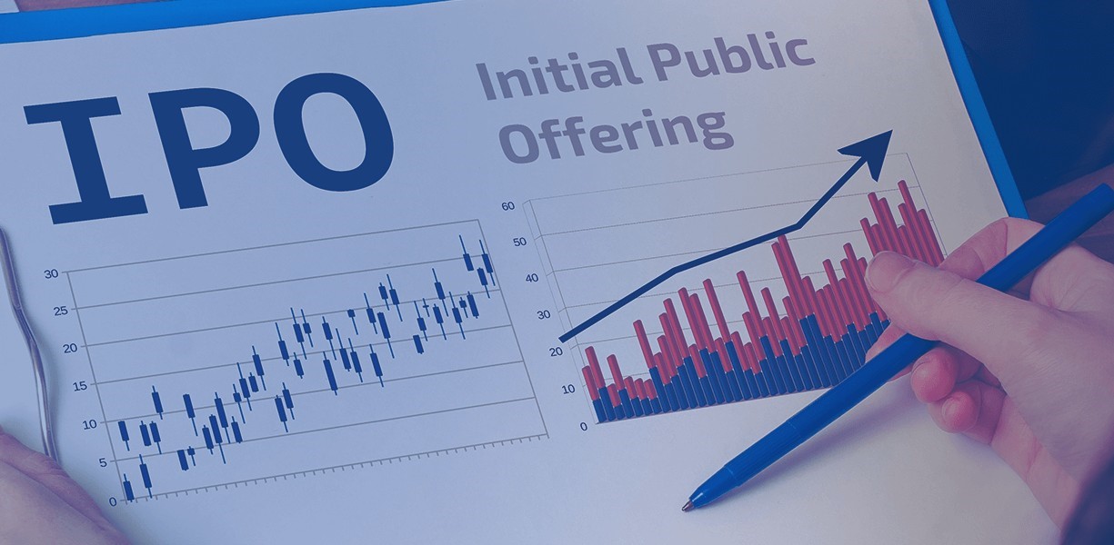 Fem tips för den som investerar i nyemissioner En IPO, på engelska, initial public offering, är den första gången som aktierna i ett privat bolag erbjuds till allmänheten.