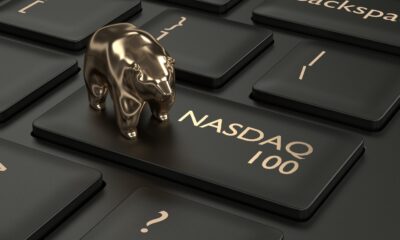 NASDAQ-100 Index, som ofta är känt helt enkelt som NASDAQ, är ett av världens mest kända riktmärken. Indexet använder en modifierad marknadsstrategi som återspeglar resultatet av en tekniskt tung korg med stora lager som kan skilja sig dramatiskt från index som Dow och S & P 500. NASDAQ-100 är också den underliggande för en av de äldsta och mest populära ETF