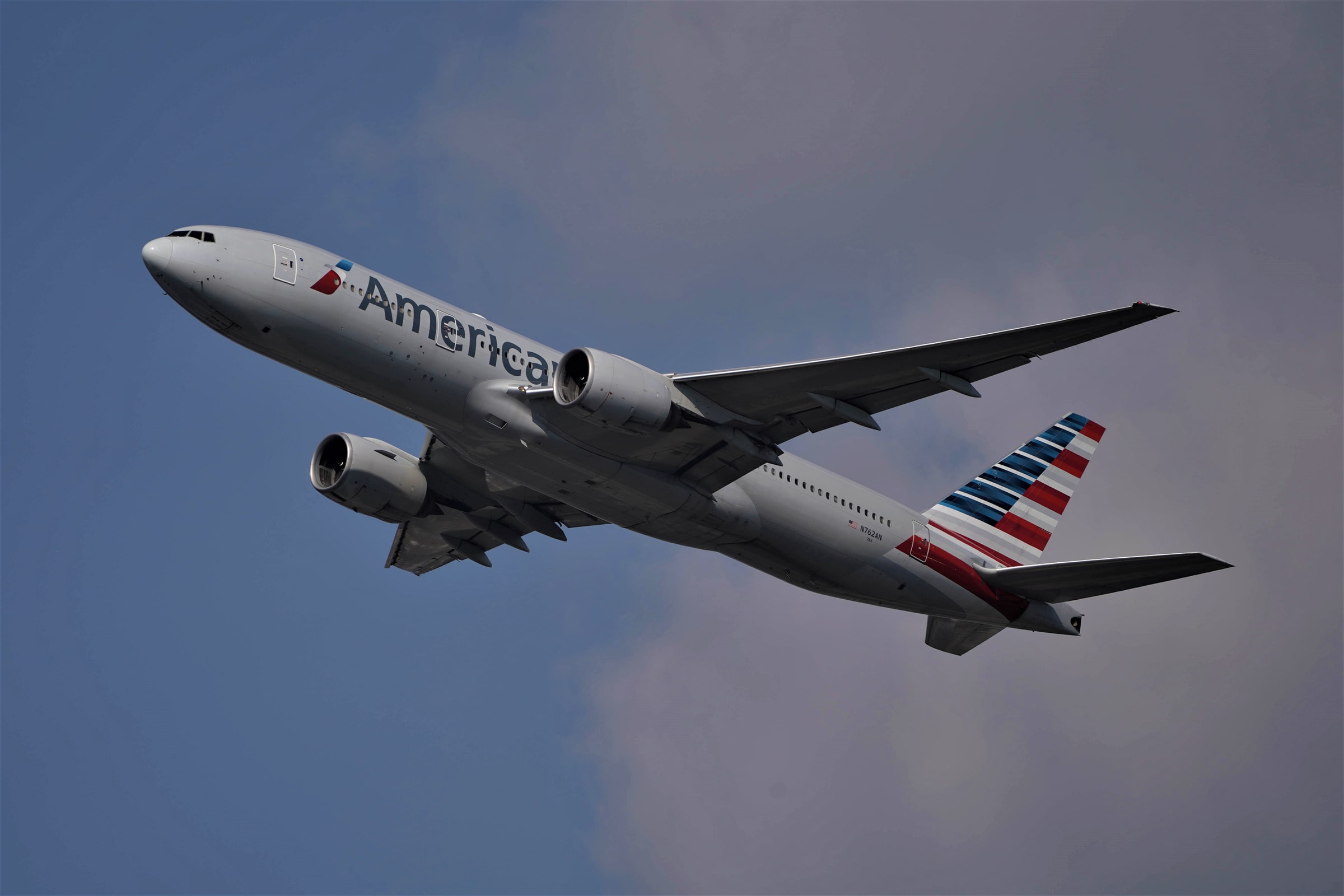 American Airlines aktier ökade efter att flygbolaget prognostiserat bättre prognoser och en lägre förlust än vad som tidigare beräknats för andra kvartalet, det senaste tecknet på att flygbolagen återhämtar sig från Coronaviruspandemin.