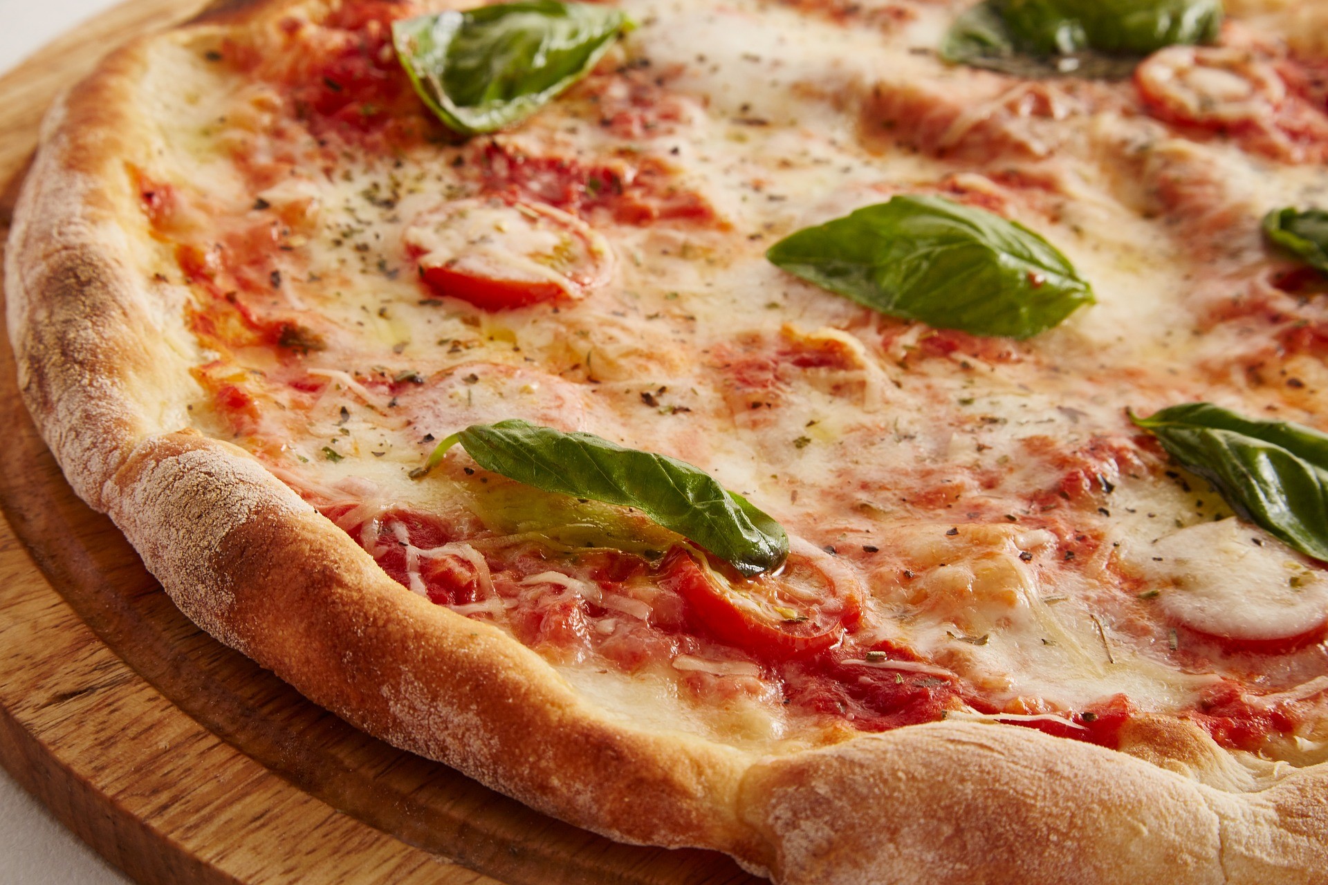 Under många år var kanadensiska Boston Pizza en favorit hos svenska utdelningsinvesterare. Den månatliga utdelningen var något som många uppskattade. Att direktavkastningen dessutom är hög var inte heller något som svenska investerare hade något emot. När Covid-19 härjade som värst ställdes utdelningen in, och aktiekursen föll kraftigt. I denna artikel tittar vi på en investerare som tjänade 200 MUSD på pizza – på mindre än ett kvartal.