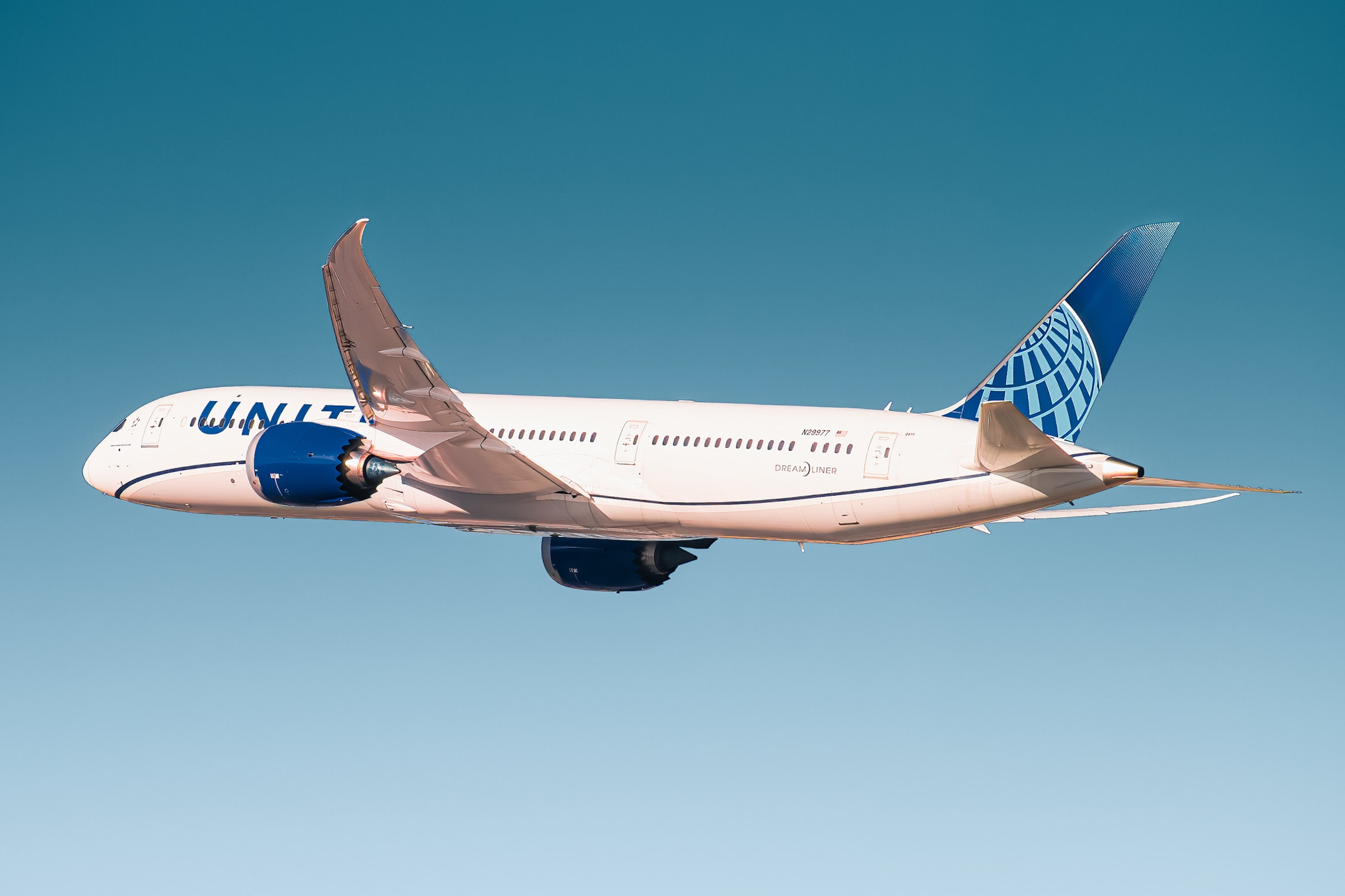 United Airlines Holdings Inc (Nasdaq: UAL) lade sin största flygplansorder någonsin genom att köpa 200 av Boeings 737 MAX Jets. Detta visar att med att vaccinationsnivåerna