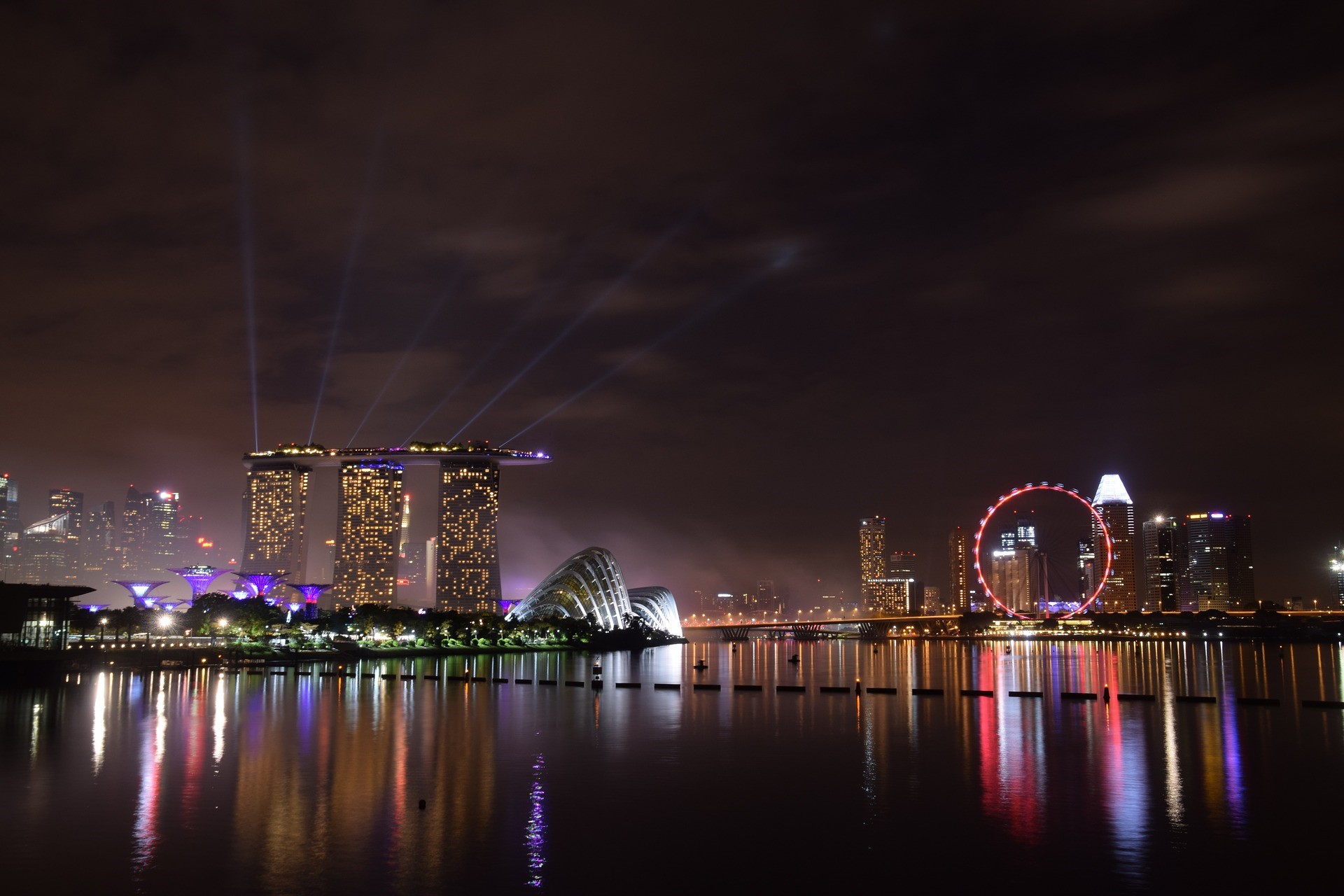 Shares MSCI Singapore Index ETF (EWS ETF) spårar ett marknadsvärdevägt index för singaporianska företag som täcker 85% av marknaden som omfattas av diversifieringskrav.