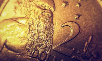 Invesco CurrencyShares Australian Dollar Trust ETF (FXA ETF) är utformat för att spåra priset på den australiska dollarn och handeln under symbolen FXA. Den australiska dollarn är Australiens nationella valuta och valutan för kontona för Australia Reserve Bank