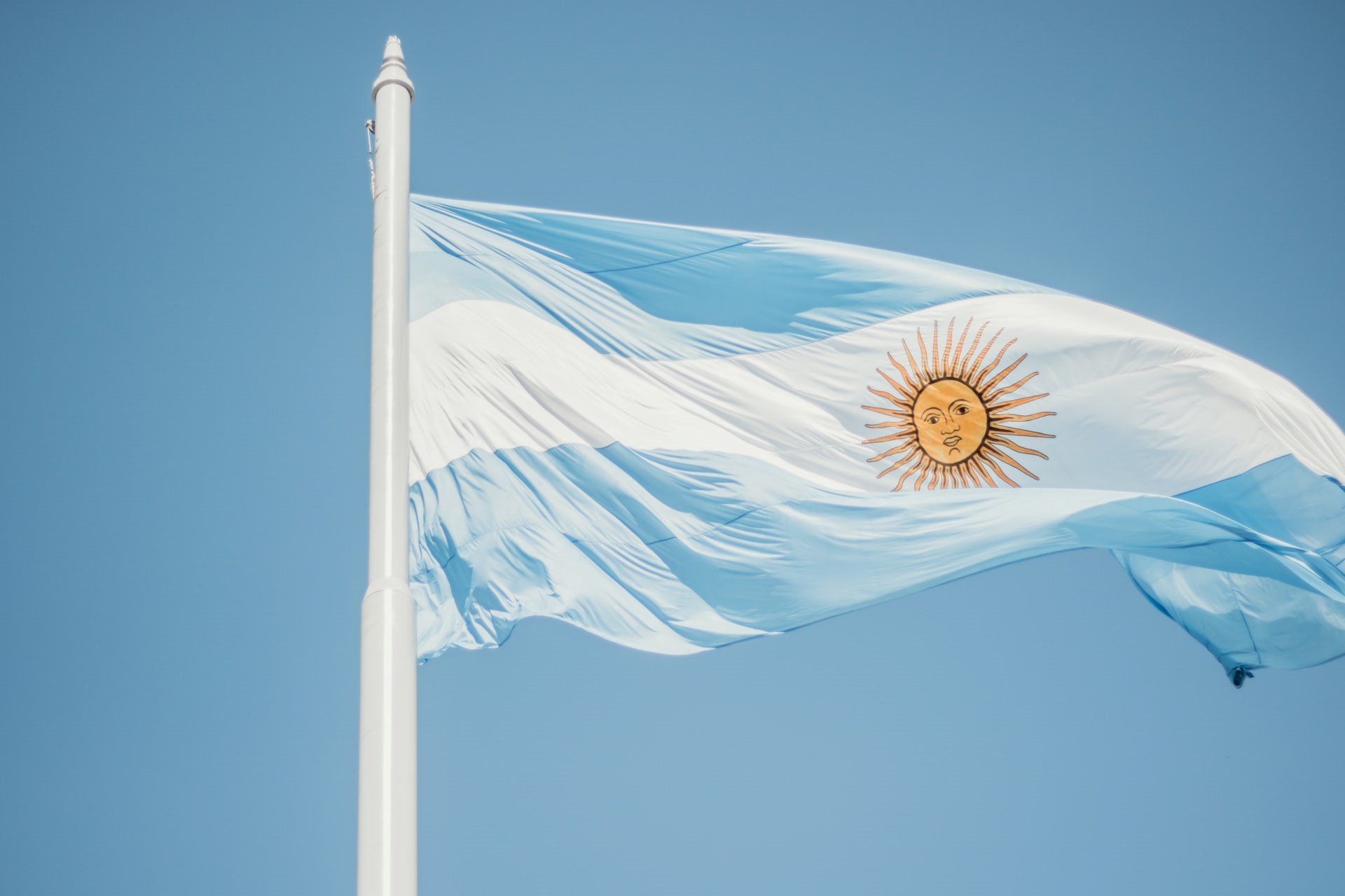 Möjligheter i enstaka länder kan ge investerare i börshandlade fonder (ETF) nödvändig portföljdiversifiering med fonder som Global X MSCI Argentina ETF (ARGT). Argentina upplevde redan en kraftig ekonomisk förbättring under andra halvåret. Liksom många tillväxtländer såg det dystert ut för Argentina med en ökning av covid-19-fall, men effekterna verkar minska. Detta är en ETF för den som tror på Argentinas återhämtning.