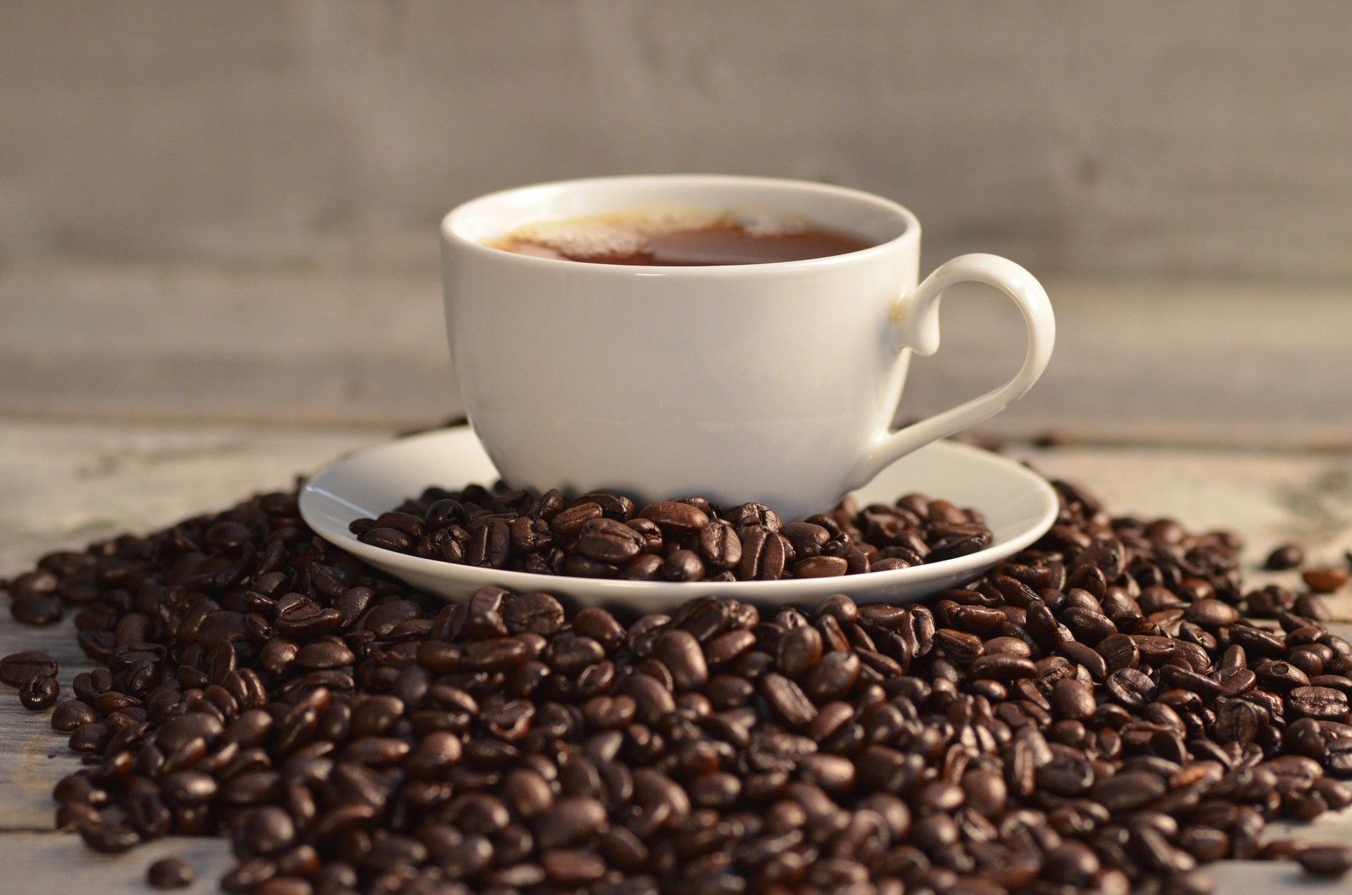 När det gäller penningmängden ligger kaffet på nummer två på den mest handlade råvarulistan. Kaffe är kanske en av de mest intressanta, men ändå volatila råvarorna att handla. Men hur handlar man kaffe?