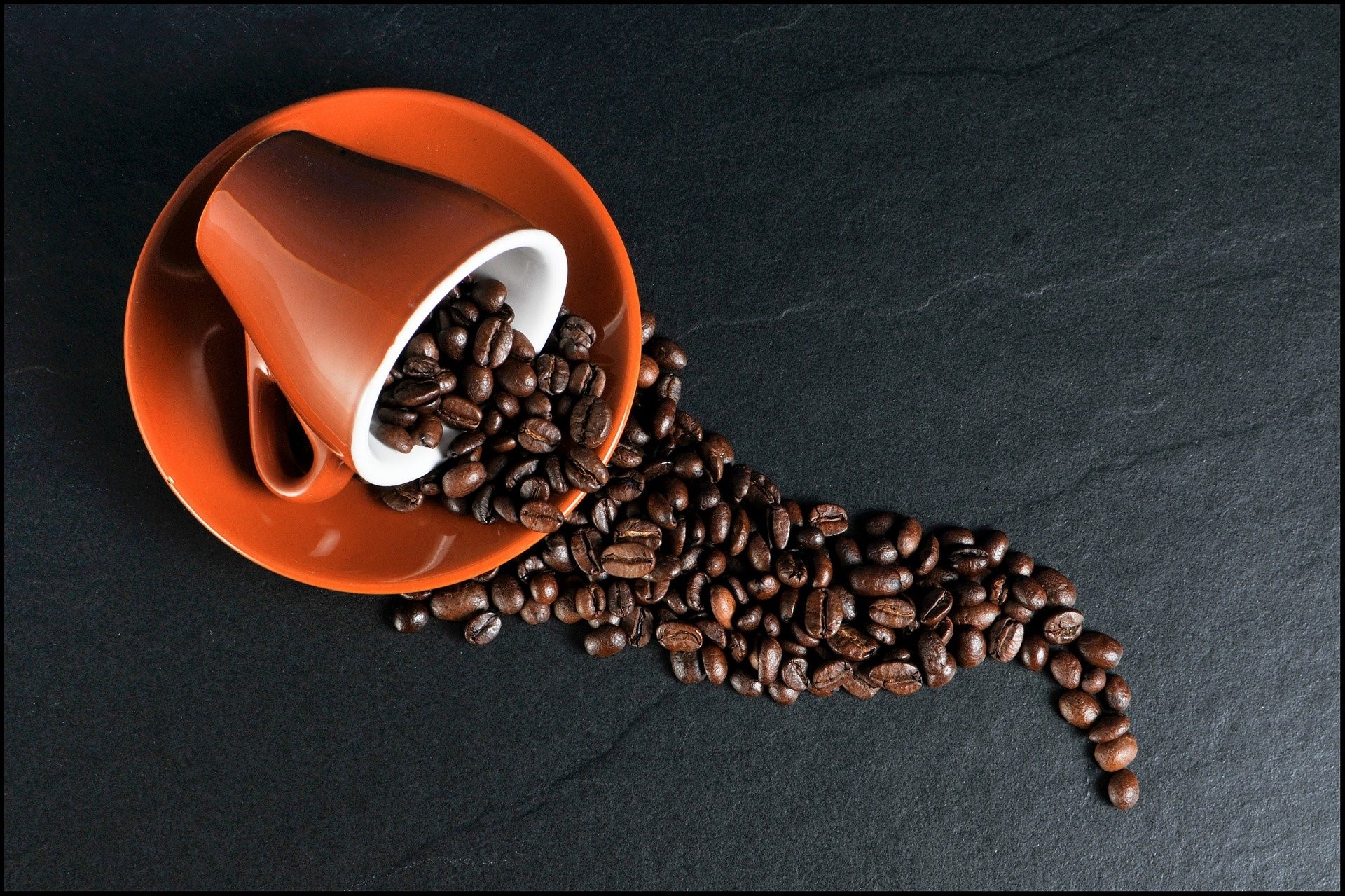 Med över 2,25 miljarder koppar kaffe som konsumeras över hela världen dagligen, är kaffe faktiskt den näst mest omsatta råvaran i världen, som faller lite efter råolja - och en av de äldsta också. Kaffe är kanske en av de mest intressanta, men ändå volatila råvarorna att handla. I denna text tittar vi på fyra saker att tänka på innan du handlar kaffe