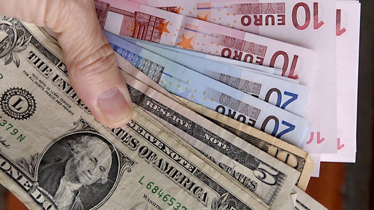 WisdomTree Long USD Short EUR 3x Daily (EUS3 ETC) är utformat för att ge investerare en "hävstångslång" exponering mot amerikanska dollar ("USD") i förhållande till euro ("EUR") genom att spåra MSFX Triple Long US Dollar/Euro Index (TR) ( "indexet"), som syftar till att återspegla tre gånger prestationen för en position i terminsavtal som rullas dagligen.