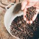 Den globala kaffeförsörjningen tog ytterligare en stor träff då colombianska bönder enligt uppgift har hållit tillbaka leverans av nästan en miljon säckar colombianskt kaffe i år