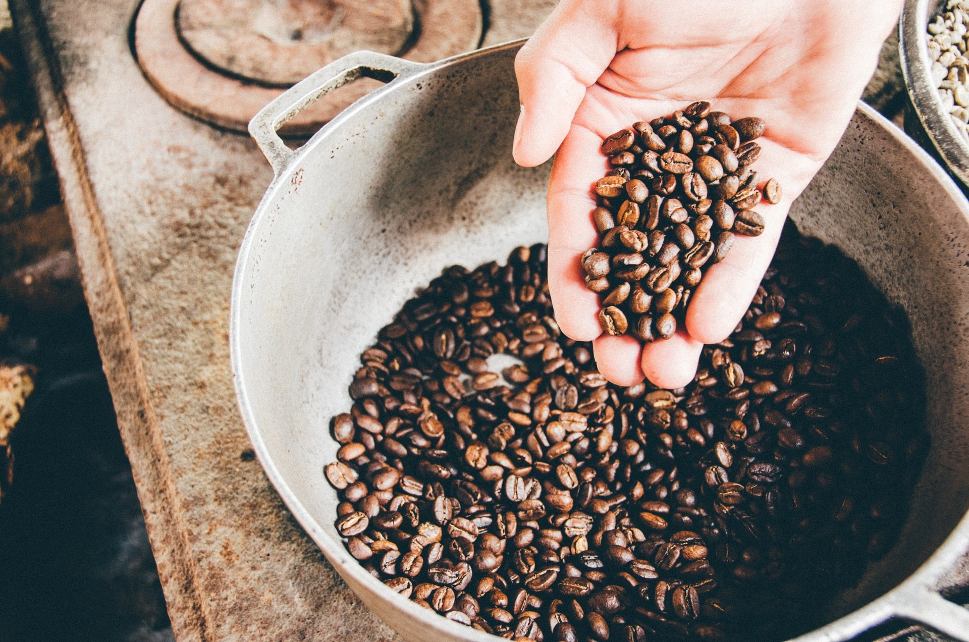 Den globala kaffeförsörjningen tog ytterligare en stor träff då colombianska bönder enligt uppgift har hållit tillbaka leverans av nästan en miljon säckar colombianskt kaffe i år