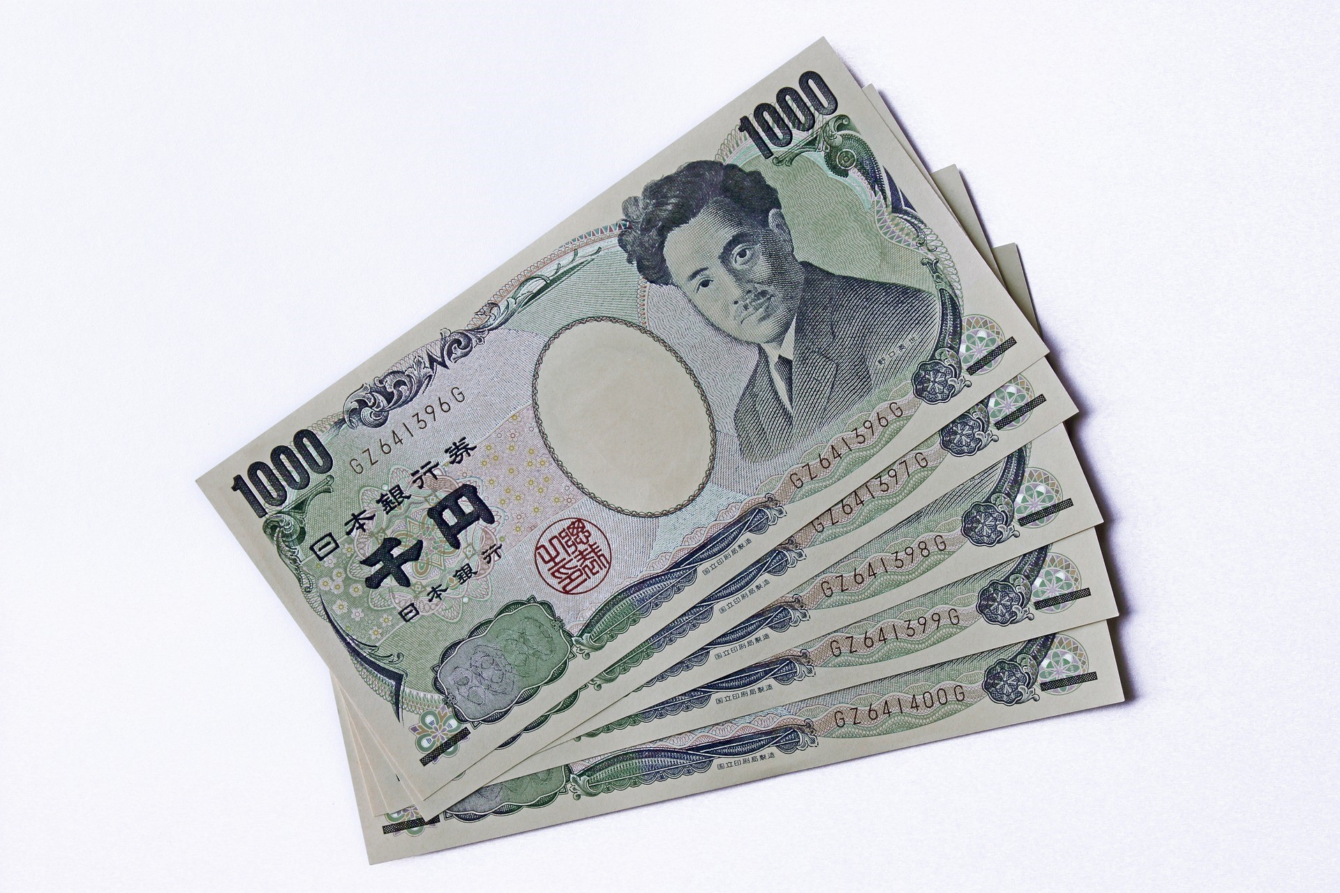 WisdomTree Long JPY Short USD 3x Daily (LJP3 ETC) är utformad för att ge investerare en "långa hävstångsexponering" mot japanska yen ("JPY") i förhållande till amerikanska dollar ("USD") genom att spåra MSFX Triple Long Japanese Yen Index (TR) (""Index"), som syftar till att återspegla tre gånger prestanda för en position i terminskontrakt som rullas på daglig basis.