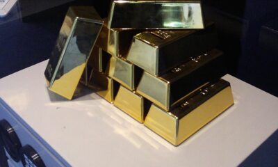 VanEck Merk Gold Trust (OUNZ ETF) spårar guld spotpriset, minus utgifter, med hjälp av guldtackor och mynt som hålls i Londons valv. Investerare kan lösa in sina aktier mot guld i steg om 1 troy oz. VanEck Merk Gold Trust (OUNZ ETF), som handlas på NYSEArca, kommer med en årlig förvaltningskostnad om 0,25 procent.