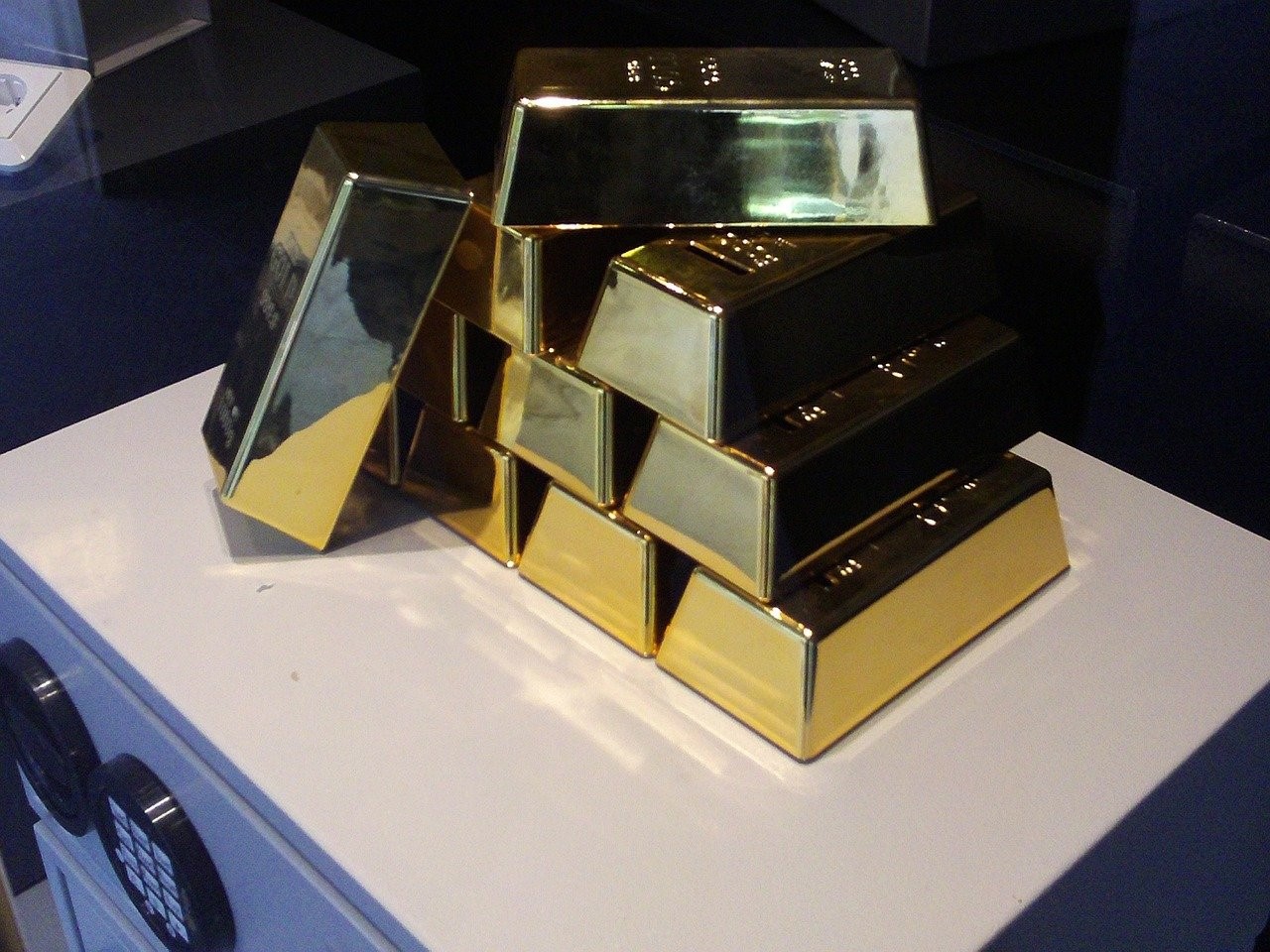 VanEck Merk Gold Trust (OUNZ ETF) spårar guld spotpriset, minus utgifter, med hjälp av guldtackor och mynt som hålls i Londons valv. Investerare kan lösa in sina aktier mot guld i steg om 1 troy oz. VanEck Merk Gold Trust (OUNZ ETF), som handlas på NYSEArca, kommer med en årlig förvaltningskostnad om 0,25 procent.