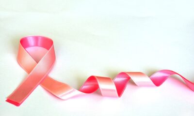 Simplify Health Care ETF (PINK ETF) är en aktivt förvaltad fond av amerikanska hälsovårdsaktier och/eller ETFer. Fonden strävar efter långsiktig kapitaltillväxt och förbinder sig att donera sin nettovinst, i form av sin årliga förvaltningsavgift till Susan G. Komen Breast Cancer Foundation. Simplify Health Care ETF (PINK ETF), som handlas på NYSEArca, är en utdelande ETF. Denna börshandlade fond kommer med en årlig förvaltningskostnad på 0,50 procent.