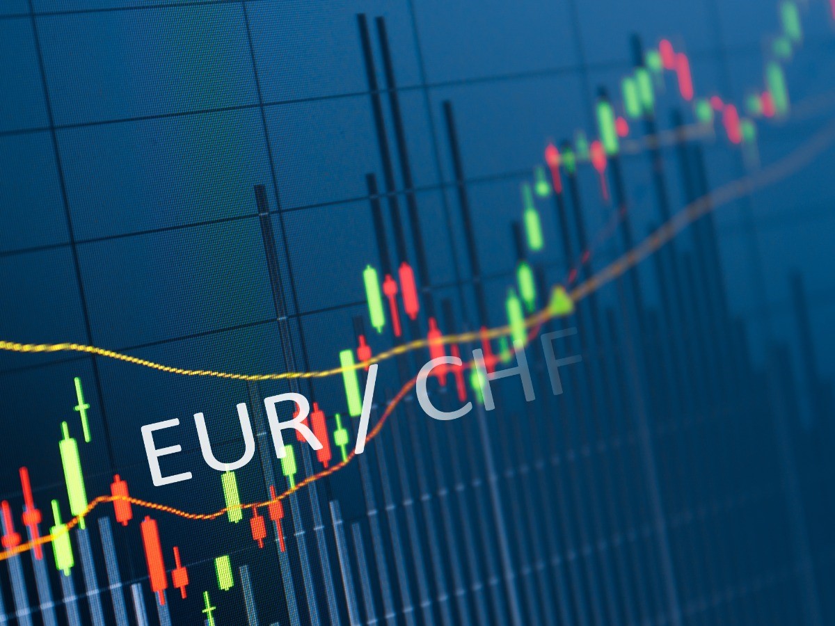 WisdomTree Short CHF Long EUR (SCHE ETC) är utformat för att ge investerare exponering mot schweiziska franc ("CHF") i förhållande till euro ("EUR") genom att spåra MSFX Short Swiss Franc/Euro Index (TR) ("Index") ), som syftar till att återspegla resultatet av en position i terminsavtal som rullas dagligen.