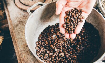 Kaffe är en av de mest handlade råvarorna i världen, med kaffemarknaden som uppskattas till mer än $ 100 miljarder dollar. Priset på kaffe är föremål för stora spekulationer, eftersom det kan påverkas av många olika faktorer, inklusive klimat, transporter och andra råvarupriser, till exempel råolja. Fortsätt läsa denna guide till handel med kaffe för att upptäcka kaffets historia och lära dig hur du kan engagera dig med kaffehandel på råvarumarknaden.