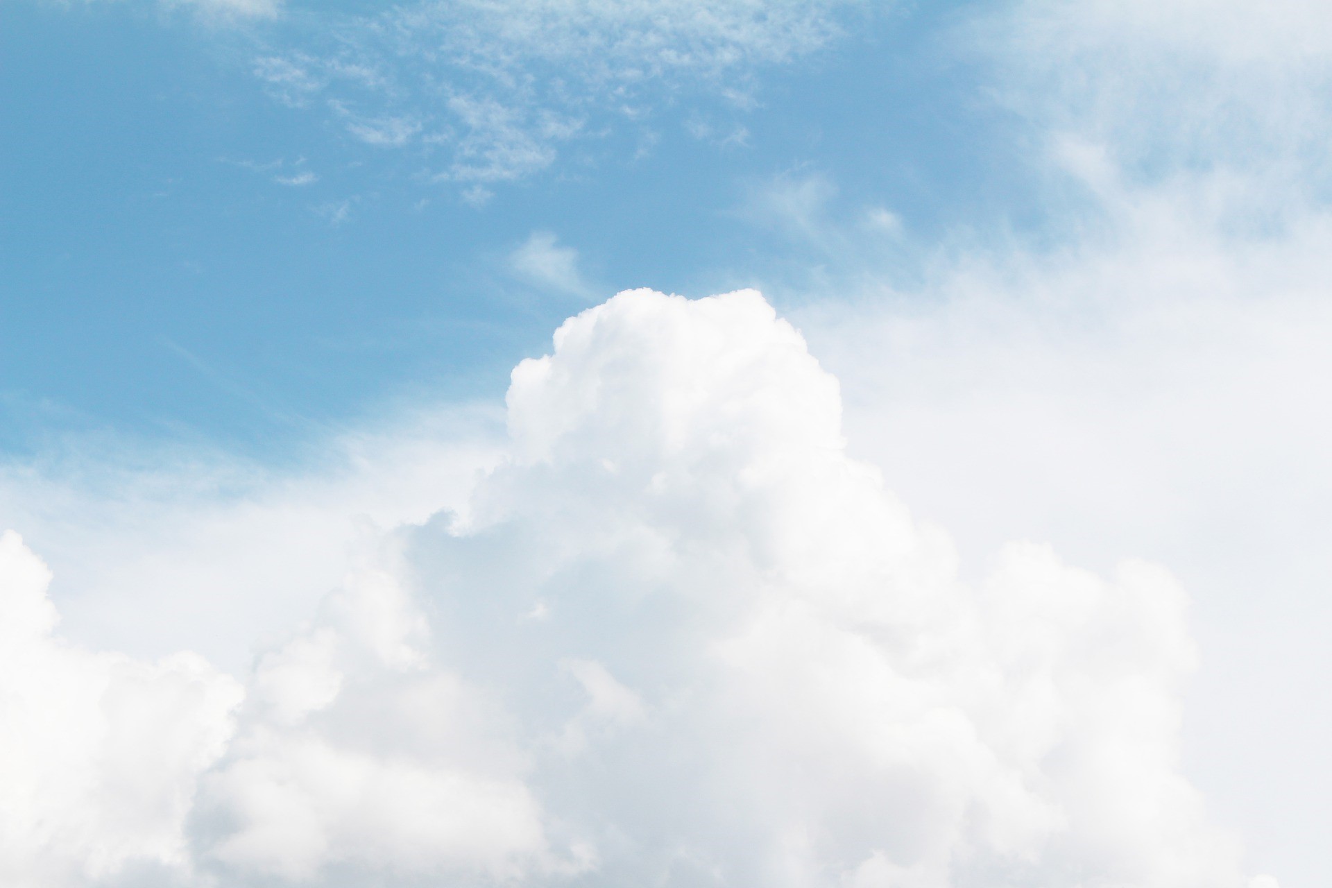 Global X Cloud Computing ETF (CLOU ETF) ger exponering mot ett marknadsvärdevägt globalt aktieindex för företag som är involverade i molndatorbranschen. Global X Cloud Computing ETF (CLOU ETF), som handlas på Nasdaq, är en utdelande ETF. Denna börshandlade fond kommer med en årlig förvaltningskostnad på 0,68 procent.
