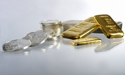 Fysiskt guld och andra ädelmetaller prissätts högre än vad guldpriset är på de olika råvarubörserna. Att hitta en handlare som ger Dig chansen att köpa guld till världsmarknadspriset får anses som ytterst minimal, spotpriset är det pris som terminer och olika typer av certifikat handlas till, inte de fysiska metallerna