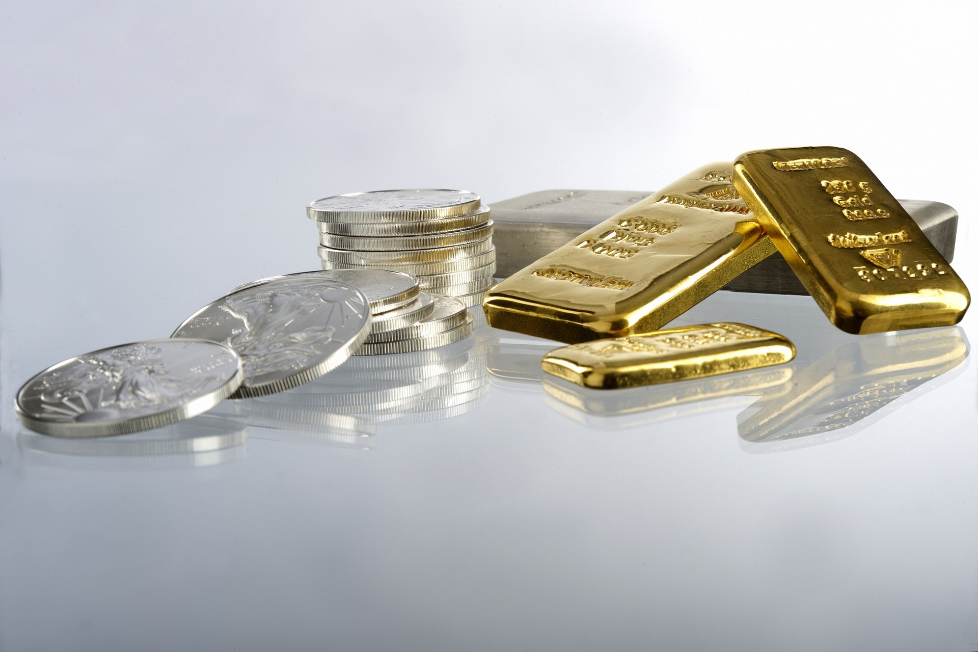 Fysiskt guld och andra ädelmetaller prissätts högre än vad guldpriset är på de olika råvarubörserna. Att hitta en handlare som ger Dig chansen att köpa guld till världsmarknadspriset får anses som ytterst minimal, spotpriset är det pris som terminer och olika typer av certifikat handlas till, inte de fysiska metallerna