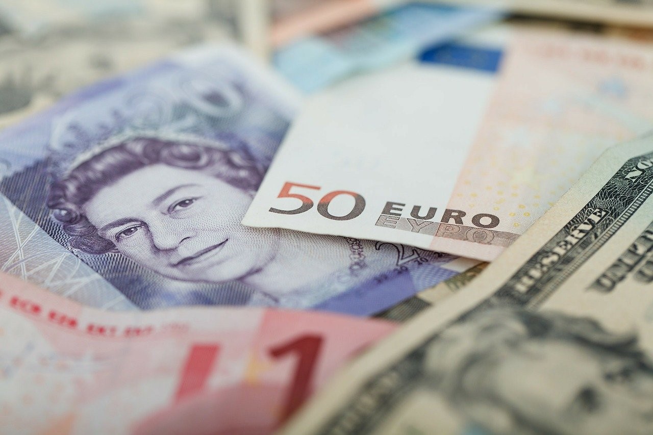 WisdomTree Short EUR Long GBP 3x Daily (SUP3 ETC) är utformad för att ge investerare en "leveraged short" exponering mot euro ("EUR") i förhållande till pund sterling ("GBP") genom att spåra MSFX Triple Short Euro /GBP Index (TR) (""Index"), som syftar till att återspegla tre gånger prestanda för en position i terminskontrakt som rullas på daglig basis.
