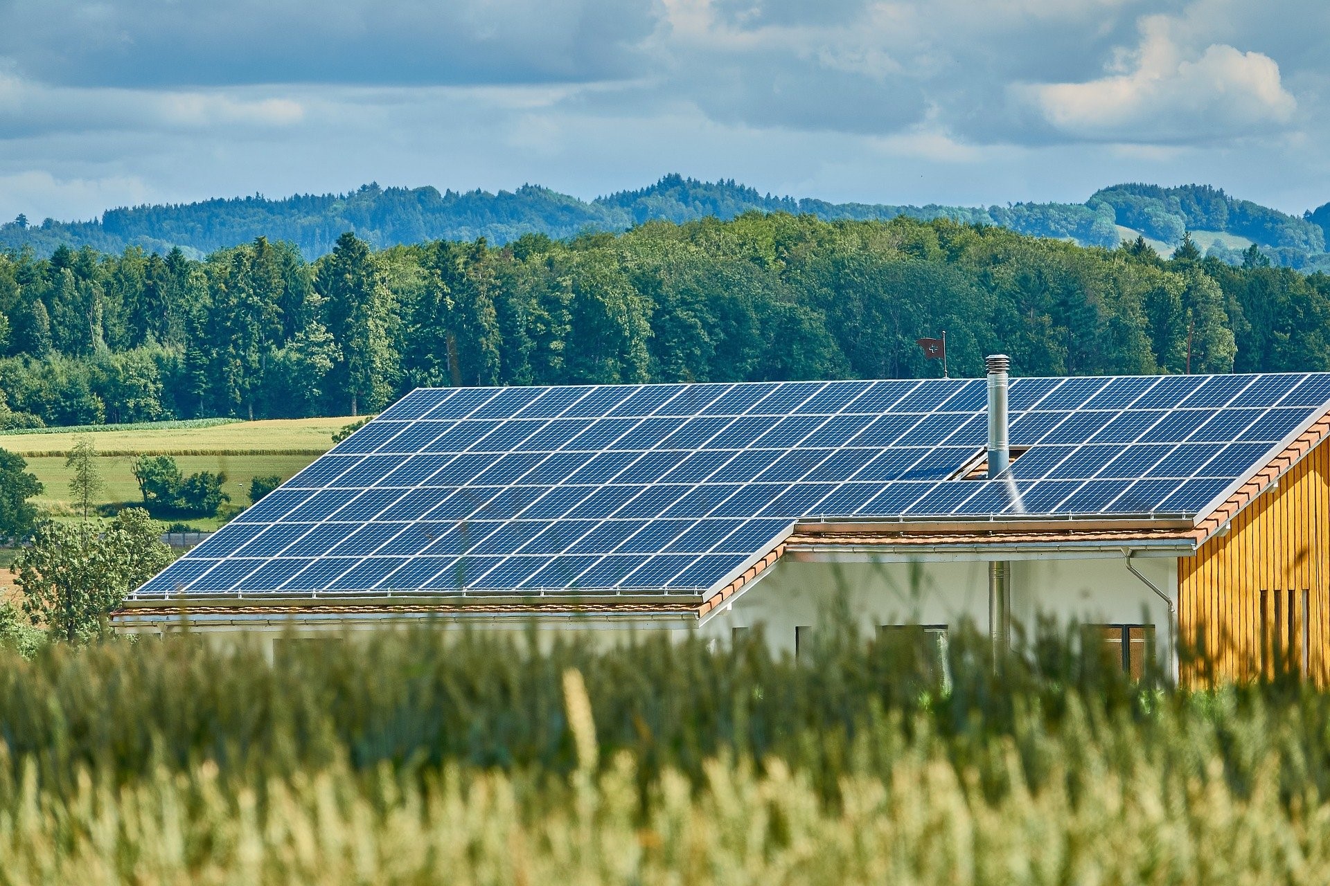 Förvärv av solenergiindustrin ökar i takt med att installationer av solpaneler fortsätter att växa kraftigt i USA och Europa. Efterfrågan på produktion av förnyelsebar energi skjuter i höjden när elpriserna rusar och solenergisektorn ser särskilt hälsosam ut.