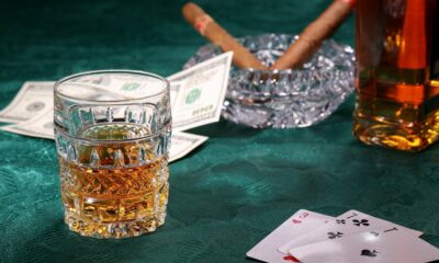 BAD ETF, som spårar alkohol-, cannabis-, spel- och läkemedelsindustrin, debuterade förra veckan på NYSE. Det finns en ny börshandlad fond (ETF) som debuterade på NYSE den 22 december, och den ger ett sätt att investera i några av ekonomins ledande laster, från alkohol till hasardspel till cannabis. Bokstavligen listad under kortnamnet BAD – avsedd att investera i sprit, sports betting och cannabis – den nya stora fonden som lanserats av "The BAD Investment Company" är lika viktad med aktier uppdelade mellan tre branscher: