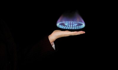 Naturgas är en alltmer efterfrågad råvara som effektivt värmer hem, driver kraftverk och till och med mobiliserar transportfordon. Detta har fått fler konsumenter att vända sig till naturgas framför olja, vilket skapar fler handelsmöjligheter. Hur börjar ma handla med naturgas?