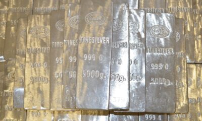 Silver är en råvara av ädelmetall som används i stor utsträckning som ett skydd mot inflation eller som en fristad. Upptäck hur du startar silverhandel, inklusive vad som påverkar silvervärdet och hur du börjar handla med silver, med silverterminer, spotpriser och aktier.