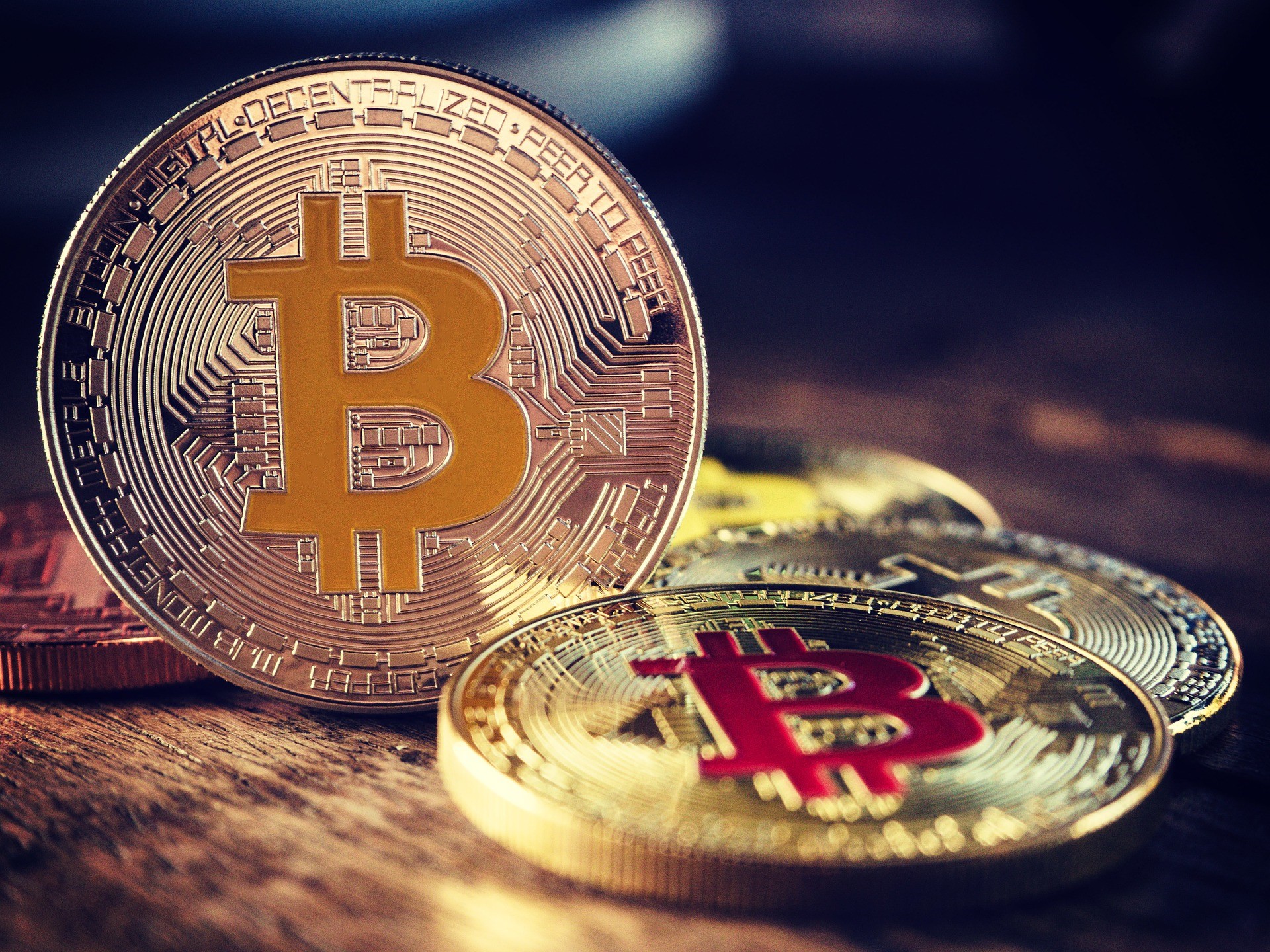 Bitcoin är en kryptovaluta. Det är en decentraliserad digital valuta utan centralbank eller enskild administratör som kan skickas från användare till användare på peer-to-peer bitcoin-nätverket utan behov av mellanhänder. Transaktioner verifieras och registreras i en offentlig distribuerad reskontra som kallas blockchain. Utöver "fysiska" Bitcoin kan du också handla börshandlade produkter för Bitcoin.