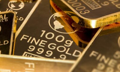 The Royal Mint tillkännagav idag att de har samarbetat med Quintet Private Bank för att införa användningen av återvunnet guld i en börshandlad råvara (ETC). Royal Mint Physical Gold ETC – noterat på London Stock Exchange med tickern "RMAU" – kommer nu delvis att backas upp av tackor gjorda av återvunnet guld, vilket gör det till världens första guld ETC eller börshandlade fond (ETF) någonsin uppbackad av återvunna guldtackor, enligt forskning utförd av HANetf.