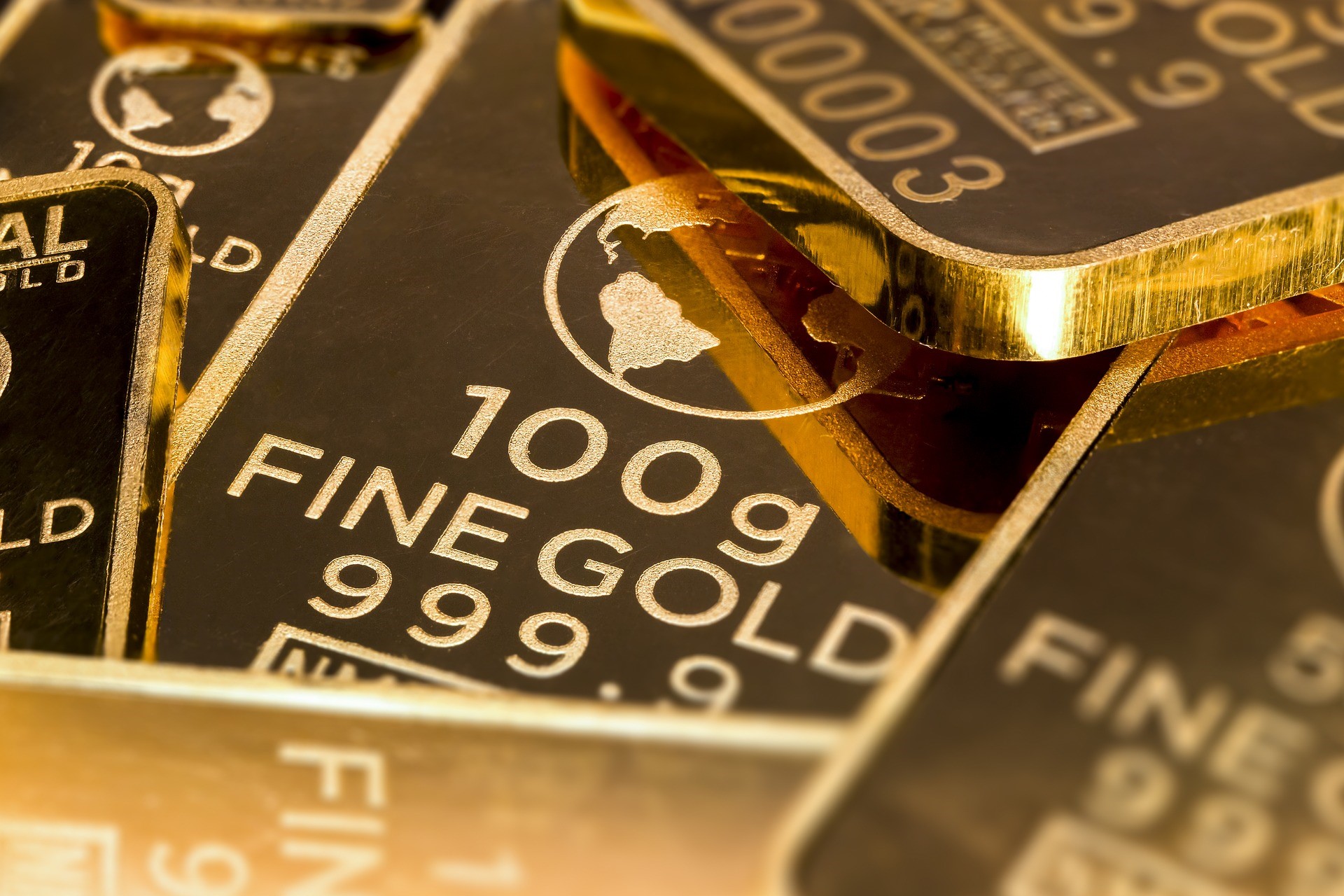The Royal Mint tillkännagav idag att de har samarbetat med Quintet Private Bank för att införa användningen av återvunnet guld i en börshandlad råvara (ETC). Royal Mint Physical Gold ETC – noterat på London Stock Exchange med tickern "RMAU" – kommer nu delvis att backas upp av tackor gjorda av återvunnet guld, vilket gör det till världens första guld ETC eller börshandlade fond (ETF) någonsin uppbackad av återvunna guldtackor, enligt forskning utförd av HANetf.