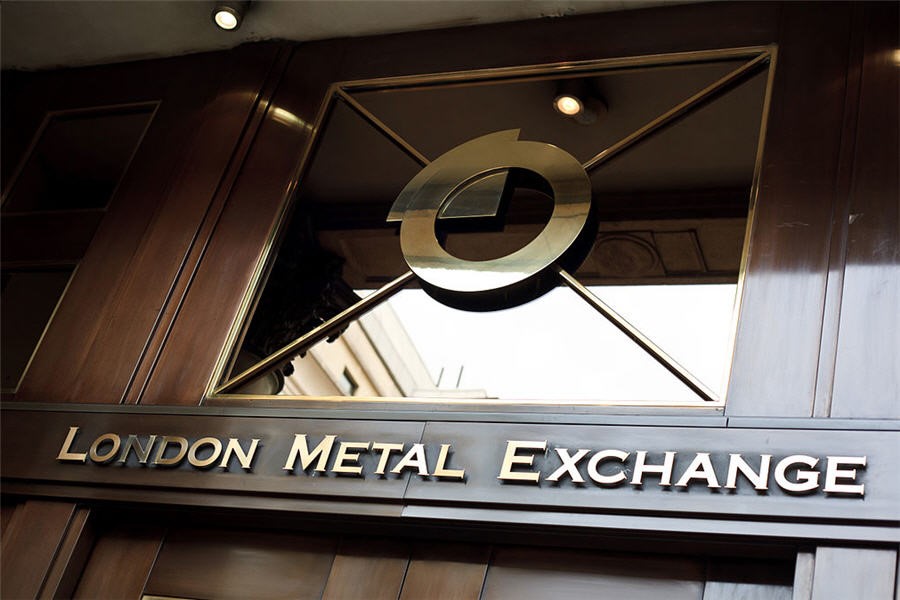 London Metal Exchange ser över regelverket och överväger om börsen ibland skall kunna blockera handlare från att ta ut inventarier från sina lager, för att skydda sig mot att metallen tar slut helt och hållet.