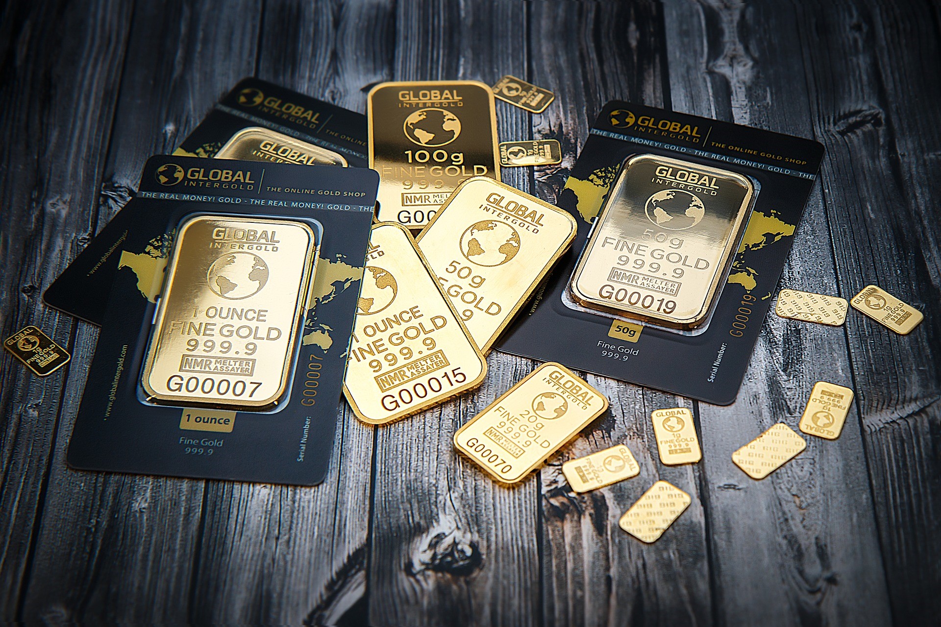 EUWAX Gold (GOLD ETC) är en börshandlad råvara (ETC) utgiven av Boerse Stuttgart Securities GmbH i form av en obegränsad innehavarobligation som är 100 procent uppbackad av guld och ger innehavaren rätt till fysisk leverans av guldet.