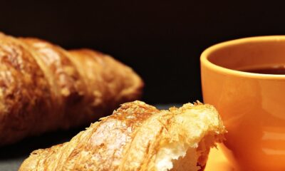 Breakfast ETF from Direxion (BRKY ETF) är den första ETF som fokuserar på råvaror som vanligtvis konsumeras till frukost. Portföljen består av månatliga terminskontrakt på majs, kaffe, magert svin, socker, Chicago-vete och apelsinjuice. Fonden följer ett index som använder en dynamisk roll-strategi som syftar till att minimera contango och begränsa volatilitetsexponeringen mot råvarumarknaden.