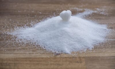Socker är en vara som en gång var reserverad för de rika, men idag är det en av de mest omsatta tillgångarna i världen. Här tittar vi på hur man handlar med socker, vad som rör priset på socker och diskuterar populära sockerhandelsstrategier.