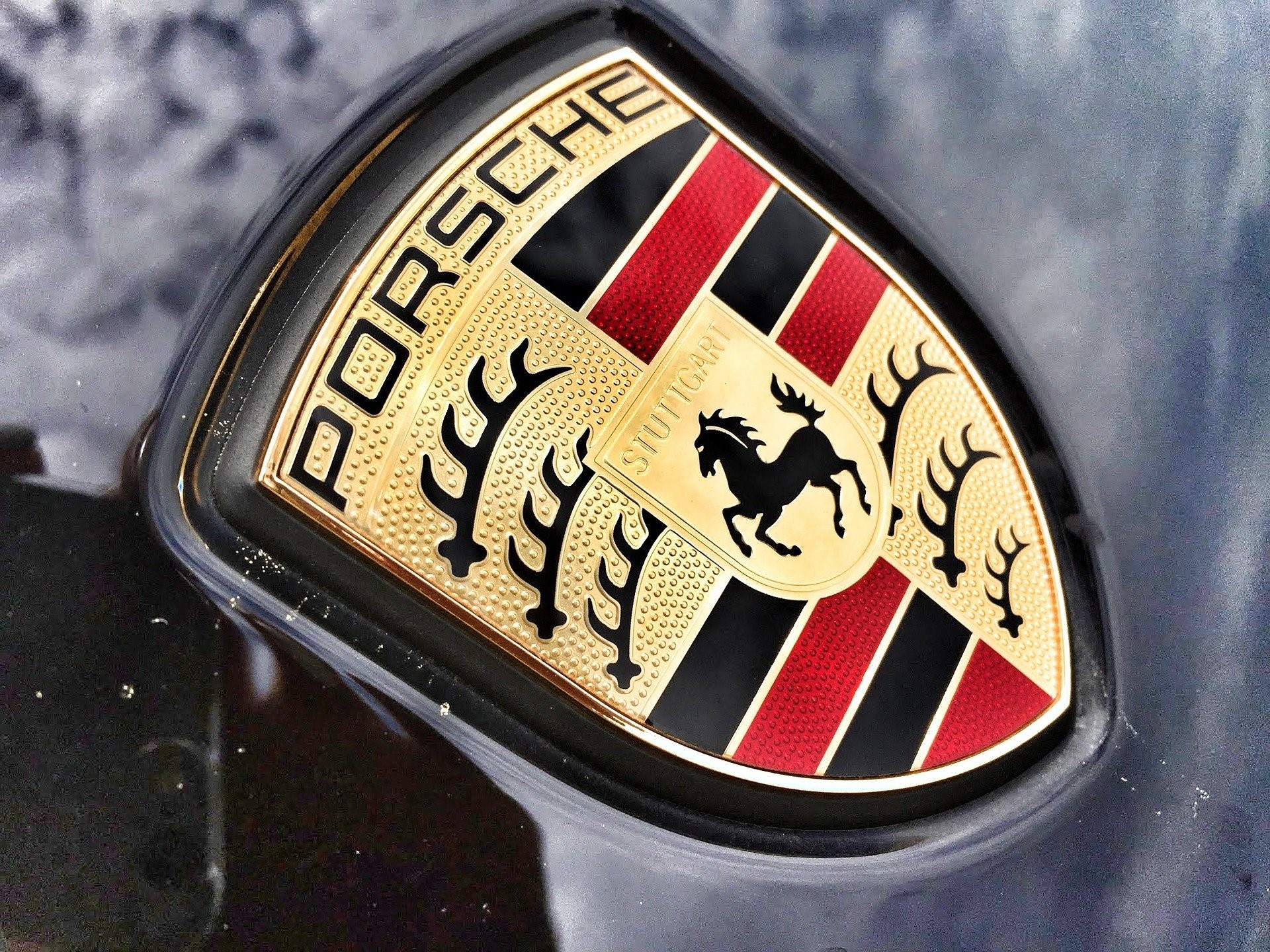 Den tyska biltillverkaren Volkswagen AG siktar på en värdering på upp till 71,5 miljarder dollar (75 miljarder euro) för Porsches nyemission, i vad som skulle bli en av Europas största börsintroduktioner någonsin.