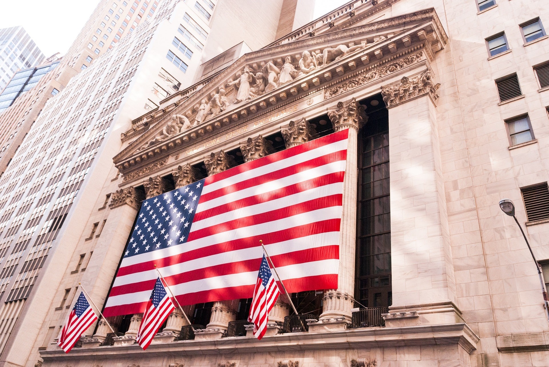 Under förra veckan skedde något som inte skett på femton år på New York Stock Exchange. I samband med att börshandeln inleddes var det PIMCO som ringde i klockan. Detta bolags PIMCO Active Bond Exchange-Traded Fund (ETF) som den första börshandlade fonden som noterats på NYSE på 15 år. PIMCO Active Bond fungerar också som den första aktiva ETF någonsin som noterats på Big Board.