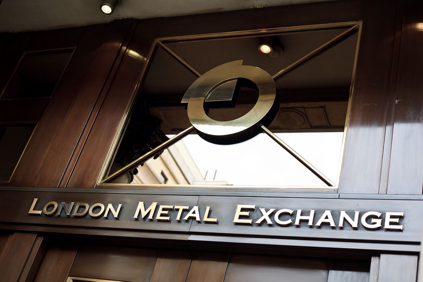 London Metal Exchange (LME) noterade på torsdagen en förväntad ökning av andelen rysk metall i lagren, som utgör 42 procent av de totala lagren på 152 841 ton vilket är betydligt lägre än vad de historiskt sett utgjort.