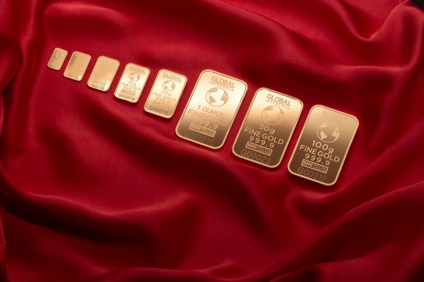 Guld har under lång tid betraktats som en vara i fristad som investerare och regeringar använder för att skydda sin förmögenhet. Medan metallen gav en liten vinst 2022 för investerare i USA, gjorde visar guldprisets utveckling betydande vinster mot andra valutor.