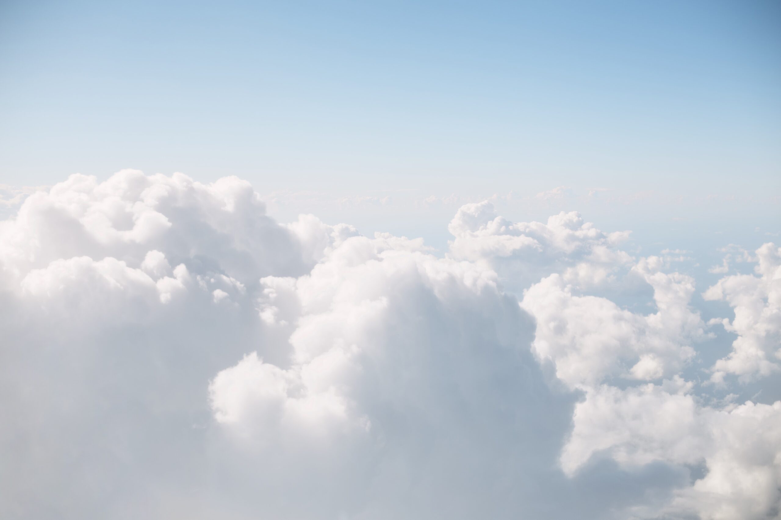 HAN-GINS ETFs verkställande direktör Anthony Ginsberg träffade Steve Darling från Proactive för att diskutera sin Cloud tech fond, HANetf HAN-GINS Cloud Technology Equal Weight UCITS ETF – Acc (5XYE) och dess imponerande prestation i en nyligen genomförd intervju. Cloud Tech ETF har ökat med över 32 % hittills och cirka 20 % under det senaste året, drivet av dess diversifierade portfölj av molninnehav. Till skillnad från andra spelare som enbart fokuserar på USA, har denna ETF en global strategi med 15 % av sin vikt i Asien. Konvergensen av AI och molnteknik har avsevärt bidragit till dess framgång, med spelare som Palo Alto Networks och videostreamingplattformar som gynnats. Noterbart är att Microsoft-Activision-förvärvet också ses som ett molnspel.