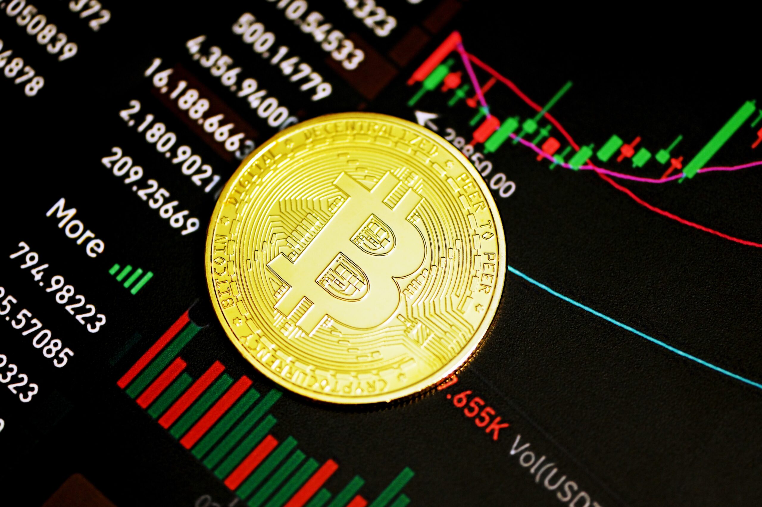 En Bitcoin ETF är en typ av investering som spårar priset på Bitcoin. Det fungerar som en börshandlad fond, precis som aktier eller obligationer. Skillnaden är att denna fond bara har bitcoins. Således kan du tjäna eller förlora pengar med Bitcoin utan att behöva äga dem.