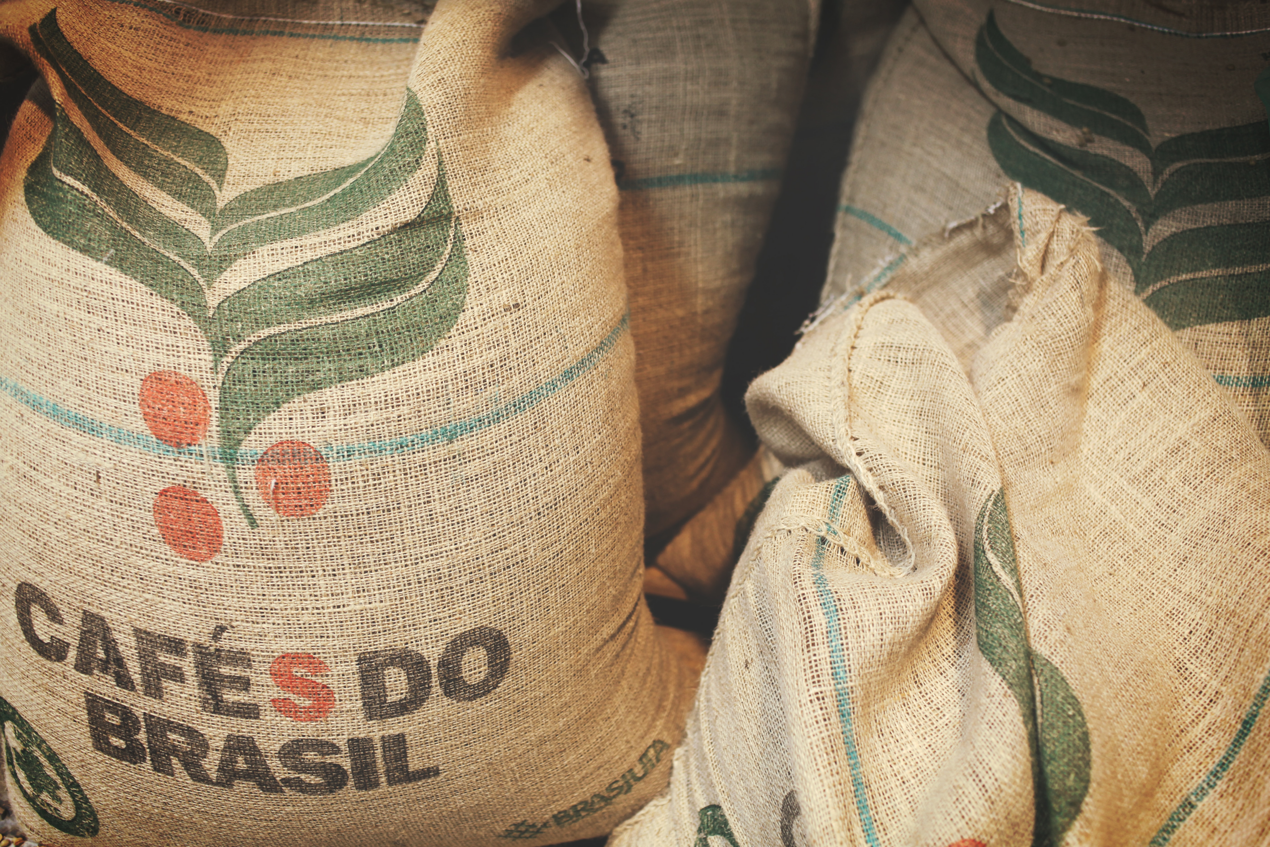 USDA projicerar en global kaffeproduktionen för säsongen 2023/2024 till 174,34 miljoner säckar, vilket motsvarar en tillväxt på 2,5 procent jämfört med föregående cykel. I absoluta tal, ett framsteg på 4,32 miljoner säckar, drivet av arabicas produktionsvinster, särskilt i Brasilien. Till skillnad från arabica måste robusta minska sin produktion. Den förväntade förbättringen för Vietnamskörden är otillräcklig för att kompensera problemen i andra viktiga robusta ursprung som Indonesien och Brasilien. Denna produktionsjustering stöder det stigande priset på robusta kaffe och rallyt i London.