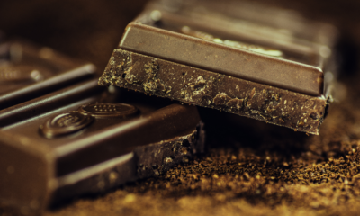 Kakaopriserna skjuter i höjden och det kan driva chokladpriserna högre. Högre priser kan vara till hjälp för kämpande kakaobönder. Men dessa priser, tillsammans med höga priser på andra viktiga chokladingredienser, kanske inte är bra nyheter för godishandlare som tittar på sina budgetar.