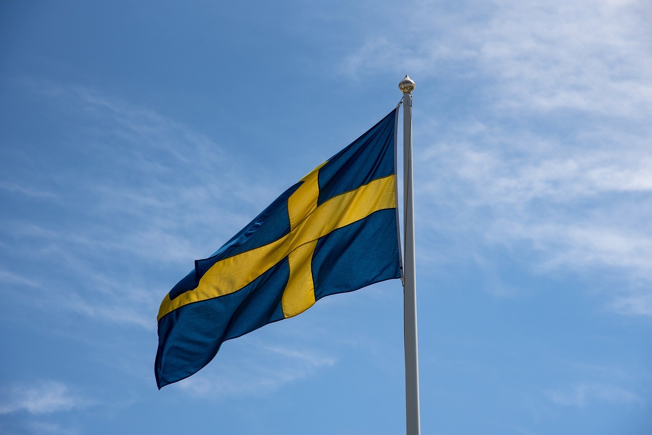 XACT Sverige (UCITS ETF) är en börshandlad indexfond och har som mål att följa utvecklingen i indexet SIX Sweden ESG Selection Index GI så nära som möjligt. Indexet består av stora och medelstora svenska bolag vilka möter hållbarhetskraven i indexet. Hållbarhetskraven innebär dels att bolag med höga hållbarhetsbetyg ingår (väljs in), dels att bolag som är involverade i kontroversiella verksamheter inte får ingå (väljs bort).