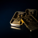 Gainesville Coins uppskattning av de globala officiella guldinnehavet visar att de nådde 38 764 ton under andra kvartalet 2023. Detta är ett nytt rekord och slog det tidigare rekord från 1965. Den nya siffran bekräftar att världen har gått in i en ny era av guld. Centralbankerna kommer att fortsätta att köpa guld och metallens roll i det internationella monetära systemet kommer att öka till nackdel för den amerikanska dollarn.